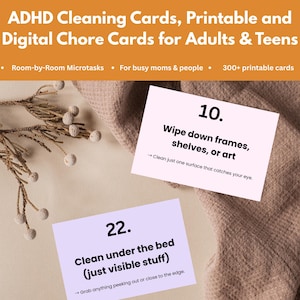 Könnte beinhalten: Bild von ADHD-Reinigungskarten für Erwachsene und Jugendliche. Die Karten sind weiß mit schwarzem Text und enthalten Reinigungsaufgaben wie "Rahmen, Regale oder Kunst abwischen" und "Unter dem Bett putzen". Der Hintergrund umfasst ein beiges Tuch und dekorative Zweige.