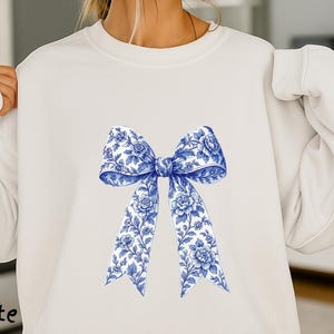 Blue Floral Bow Crewneck Sweatshirt, Toile De Jouy Coquette Bow Sweater, Blue Bow Crewneck, Cute Trendy Bow, Vintage Inspired Bow Sweatshirt