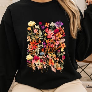 Vintage Pressed Flowers Sweatshirt, Boho Cottagecore Floral Sweater, Botanical Wildflower Gift, Flower Lover Sweatshirt, Wildflowers Sweater