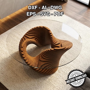 Op de afbeelding: Een moderne salontafel met een helder glazen blad en een unieke houten voet. De voet is gemaakt van gelaagd, gebogen hout, waardoor een artistiek, sculpturaal ontwerp ontstaat. De tafel staat op een lichtgekleurd tapijt. Tekst op de afbeelding: DXF - AI - DWG, EPS - SVG - PDF, INSTANT DOWNLOAD.