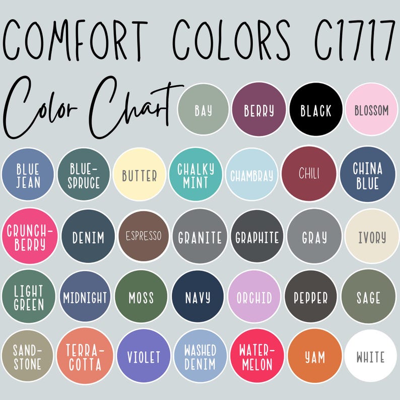 Pu&ograve; includere: Una tabella dei colori con il testo "COMFORT COLORS C1717 Color Chart" mostra una variet&agrave; di colori in campioni circolari. I colori includono Bay, Berry, Black, Blossom, Blue Jean, Blue Spruce, Butter, Chalky Mint, Chambray, Chili, China Blue, Crunch Berry, Denim, Espresso, Granite, Graphite, Gray, Ivory, Light Green, Midnight, Moss, Navy, Orchid, Pepper, Sage, Sandstone, Terra Cotta, Violet, Washed Denim, Watermelon, Yam e White.