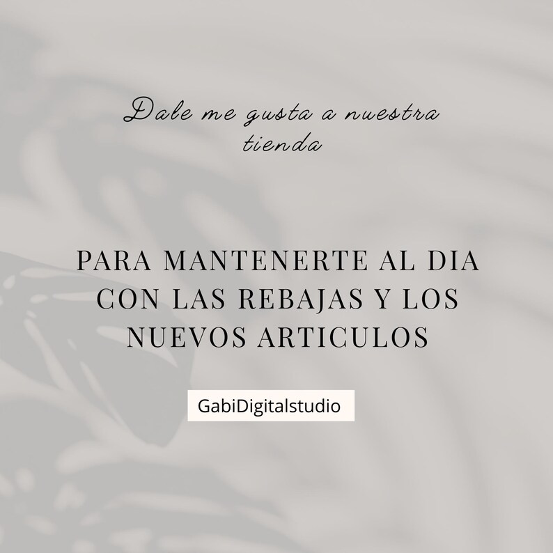 K&ouml;nnte beinhalten: Hellgrauer Hintergrund mit dem Text "Dale me gusta a nuestra tienda" in Schreibschrift. Darunter steht der Text "PARA MANTENERTE AL DIA CON LAS REBAJAS Y LOS NUEVOS ARTICULOS". Der Text "GabiDigitalstudio" befindet sich unten.