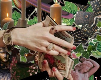 Puede incluir: Una mano sosteniendo tres cartas de tarot con el texto "3 card readings" en negro sobre fondo blanco. La imagen también incluye velas, un portavelas rosa, una estatua de una mujer y una vela roja.