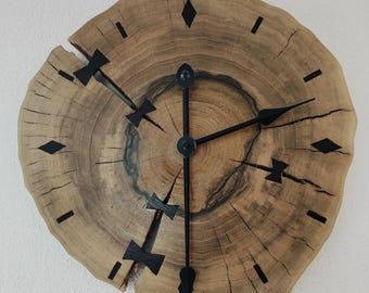 Orologio da parete in legno di noce fatto a mano, arricchito con intarsi in palissandro e wengé, rustico e  artigianale, pezzo unico.