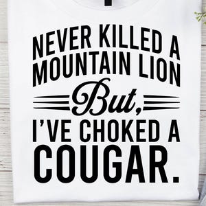 Nunca matei um leão da montanha, mas já estrangulei um puma (SVG) PNG, design engraçado de camisa de caça para homens, SVG sarcástico, citações engraçadas, sublimação