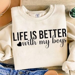 La vita è migliore con i miei ragazzi Svg, mamma Svg, design maglietta mamma, file Curt per Cricut, vita da mamma Svg, regalo per la festa della mamma, regalo per la mamma, file digitale