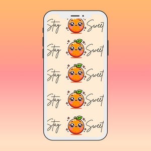 Könnte beinhalten: Ein weißes Smartphone mit einem hellorangenen Hintergrund, auf dem ein sich wiederholendes Muster aus einer Cartoon-Orange mit einem lächelnden Gesicht und dem Text "Stay Sweet" in Kursivschrift zu sehen ist.
