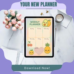Könnte beinhalten: Ein Tablet mit einem digitalen Wochenplaner mit niedlichen Fruchtillustrationen. Der Planer zeigt die Wochentage und enthält den Text "YOUR NEW PLANNER" und "Download Now!". Ein Strauß rosa Blumen, eine Kerze und Schreibwaren sind um das Tablet angeordnet.