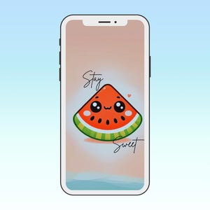 Könnte beinhalten: Der Bildschirm eines Smartphones zeigt eine digitale Illustration einer lächelnden Wassermelonen-Scheibe mit dem Text "Stay Sweet" auf einem Pfirsich-Hintergrund.