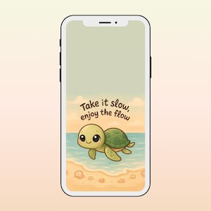 Könnte beinhalten: Ein Smartphone zeigt eine Cartoon-Schildkröte, die im Meer schwimmt. Die Schildkröte ist grün und gelb mit einem lächelnden Gesicht. Der Text "Take it slow, enjoy the flow" steht über der Schildkröte. Der Hintergrund ist eine Strandszene.