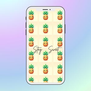 Könnte beinhalten: Ein Smartphone mit einem Hintergrundbild, das ein Muster aus niedlichen Ananas-Emojis zeigt. Der Text "Stay Sweet" ist in Kursivschrift auf dem Bildschirm geschrieben.