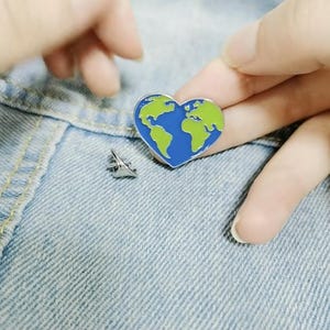 Grüne Erde Herz Weltkarte Label Pins Legierung Broschen Hut Kleidung Tasche Emaille Pin Reise Gedenk Abzeichen Unisex Schmuck Geschenke
