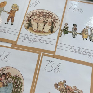 Puede incluir: Un conjunto de tarjetas imprimibles con práctica de trazado de letras cursivas e ilustraciones. Las tarjetas incluyen las letras 'Jj', 'Mm', 'Bb' y 'Hh' con imágenes correspondientes de niños en un jardín.