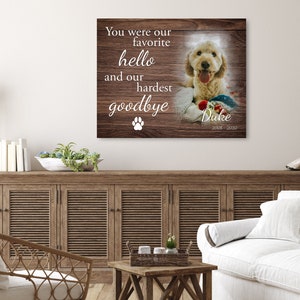 Op de afbeelding: Houten wandkunst print met een golden retriever hond genaamd Duke. De print bevat de tekst "Je was onze favoriete hallo en ons moeilijkste afscheid" met een pootafdruk en Duke's naam en data.