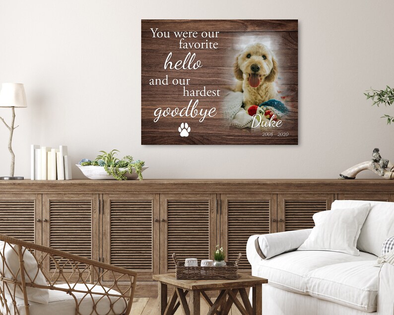 Op de afbeelding: Houten wandkunst print met een golden retriever hond genaamd Duke. De print bevat de tekst "Je was onze favoriete hallo en ons moeilijkste afscheid" met een pootafdruk en Duke's naam en data.