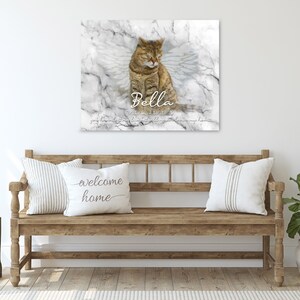 Pode incluir: Uma tela de lona comemorativa com fundo de m&aacute;rmore que apresenta um gato com asas de anjo. O gato est&aacute; olhando para a direita e o texto "Bella" est&aacute; escrito abaixo do gato. O texto "07-20-2014 - 12-22-2021" est&aacute; escrito abaixo do nome do gato. O texto "voc&ecirc; tocou nossas vidas de tantas maneiras, sempre o amaremos" est&aacute; escrito abaixo das datas.