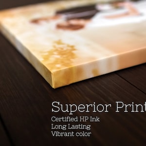 Pode incluir: Close-up de uma impress&atilde;o em tela com uma imagem desfocada de um casal. A tela &eacute; envolvida nas bordas e tem uma superf&iacute;cie texturizada. O texto "Superior Printing" &eacute; impresso abaixo da imagem, juntamente com as palavras "Certified HP Ink", "Long Lasting" e "Vibrant color".
