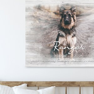 Pode incluir: Uma impress&atilde;o comemorativa com um c&atilde;o pastor alem&atilde;o com asas de anjo. A impress&atilde;o tem um fundo de gr&atilde;o de madeira e o texto "Ranger 2/20/08 - 7/20/21 you's memories live in forever in on heavito".
