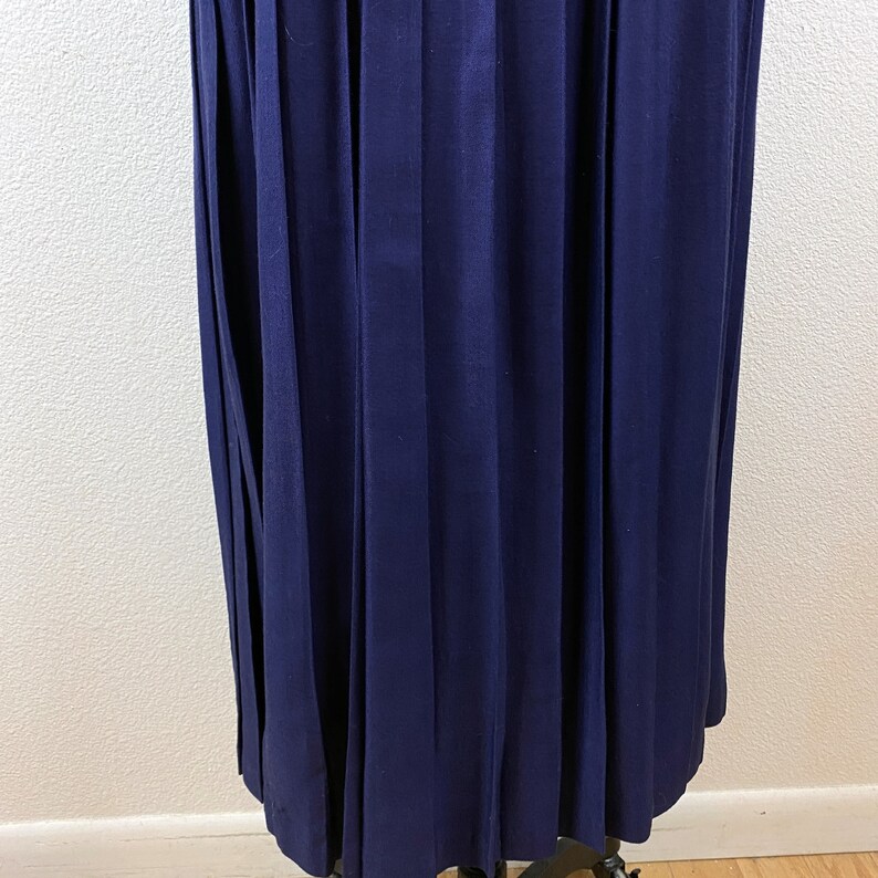 Vintage 80s Dark Blue Pleated Dress Sz 6 Made In USA Rabbit Rabbit Rabbit Design Back Button Pleat Skirt Shoulder Pads Modest image 6