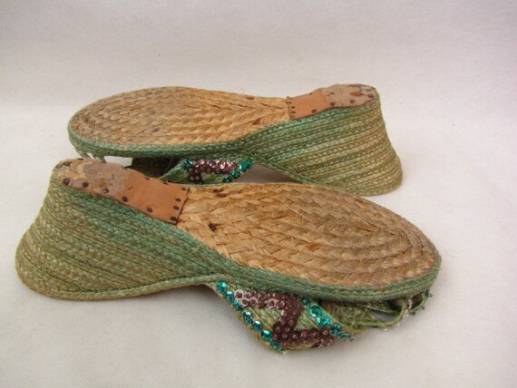 Vintage 1930s Woven Sandals | Grass Wedgies | Gre… - image 9