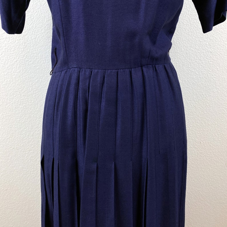 Vintage 80s Dark Blue Pleated Dress Sz 6 Made In USA Rabbit Rabbit Rabbit Design Back Button Pleat Skirt Shoulder Pads Modest image 4