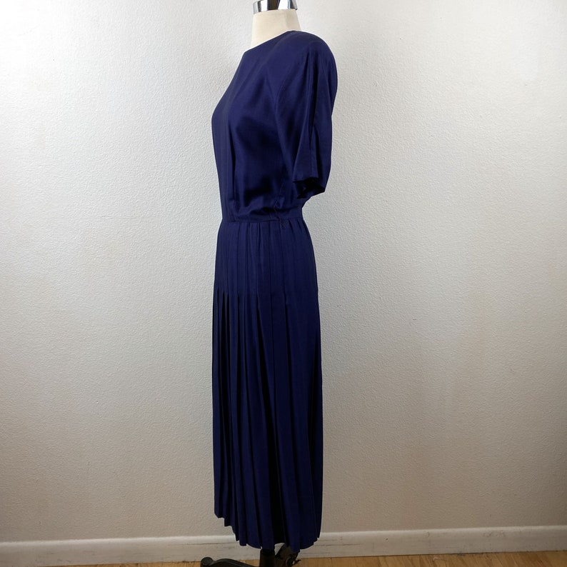 Vintage 80s Dark Blue Pleated Dress Sz 6 Made In USA Rabbit Rabbit Rabbit Design Back Button Pleat Skirt Shoulder Pads Modest image 7
