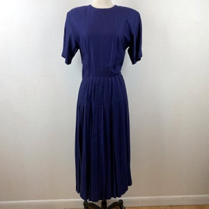 Vintage 80s Dark Blue Pleated Dress Sz 6 Made In USA Rabbit Rabbit Rabbit Design Back Button Pleat Skirt Shoulder Pads Modest image 5