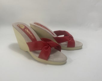 Vintage 80s Cherokee Mambo Womens Wedges Sandals Size 8 Red Leather Knotted Toe Straps Cushioned Suede Insole 4" Heel Rubber Soles