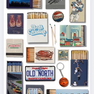 Könnte beinhalten: Eine Sammlung von Streichholzschachteln mit verschiedenen Designs, darunter eine Berglandschaft, ein Basketballspieler, eine Stadtlandschaft, ein Vintage-Flugzeug, ein Paar Stiefel, eine Krispy Kreme-Donut-Schachtel, ein Teller mit Essen, ein Nummernschild aus North Carolina, ein Pepsi-Logo und eine Strandszene. Die Streichholzschachteln sind in einem Rastermuster auf weißem Hintergrund angeordnet.