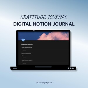 Könnte beinhalten: Ein digitales Dankbarkeitstagebuch, das auf einem Laptop-Bildschirm angezeigt wird. Der Bildschirm zeigt eine dunkle Oberfläche mit Eingabeaufforderungen für tägliche Einträge unter der Überschrift "Gratitude Journal". Der Hintergrund ist ein blauer und weißer Farbverlauf mit dem Text "GRATITUDE JOURNAL DIGITAL NOTION JOURNAL".
