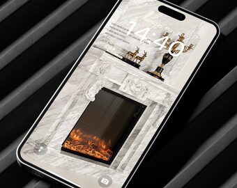 Op de afbeelding: Een smartphone die een digitale klok weergeeft met de tijd 14:40 en de datum dinsdag 20 mei. De achtergrondafbeelding is een witte marmeren open haard met een decoratief gouden haardscherm en een brandend elektrisch vuur.