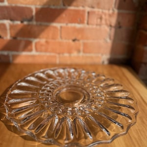 Mid-Century Modern Pressglas Etagere: Gerippte Sockel Servierplatte