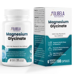 Może przedstawiać: Biała plastikowa butelka i prostokątne kartonowe pudełko suplementu diety Olibela Magnesium Glycinate. Oba opakowania mają ciemnoturkusowe i białe napisy, 180 kapsułek, 6-miesięczny zapas oraz ikony informujące o statusie wegańskim i bez GMO.