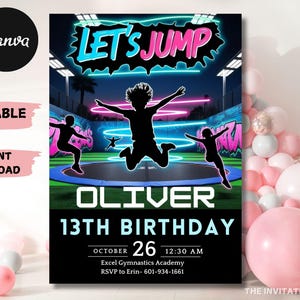 以下が含まれることがあります： ピンクとブルーの文字で「Let's Jump」と書かれたカラフルな誕生日招待状。この招待状は、10月26日午前12時30分にエクセル体操アカデミーで行われるオリバーの13歳の誕生日パーティー用です。招待状は、ネオングリーンとネオンブルーのデザインが施された黒い背景になっています。