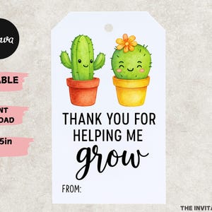 Puede incluir: Una etiqueta blanca con dos cactus de dibujos animados en macetas. La etiqueta dice "THANK YOU FOR HELPING ME grow" con espacio para escribir "FROM:" y las dimensiones son 5,08 cm x 8,89 cm.