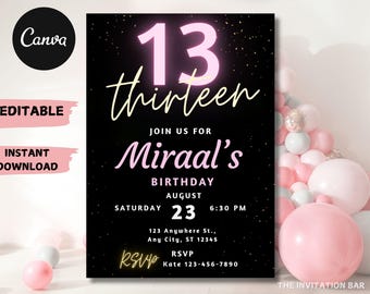Puede incluir: Tarjeta de invitación negra con texto rosa y amarillo. La tarjeta dice "13 thirteen" e invita a los invitados al cumpleaños de Miraal el 23 de agosto. Los logotipos de Canva y RSVP son visibles.