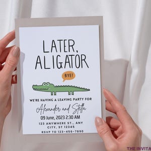 Op de afbeelding: Een witte uitnodigingskaart met een grijze rand, vastgehouden door handen. De kaart toont "Later, Aligator" met een cartoon alligator en een tekstballon met "Bye!". Er staan ook details voor een afscheidsfeest voor Alexander en Stella.