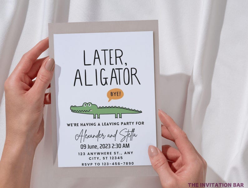 Op de afbeelding: Een witte uitnodigingskaart met een grijze rand, vastgehouden door handen. De kaart toont "Later, Aligator" met een cartoon alligator en een tekstballon met "Bye!". Er staan ook details voor een afscheidsfeest voor Alexander en Stella.