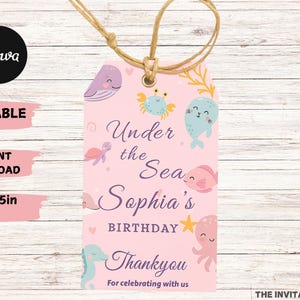 Może przedstawiać: Różowa etykieta prezentowa z motywem "Pod morzem", z kreskówkowymi stworzeniami morskimi i napisem "Sophia's Birthday". Etykieta ma wymiary 5,08 x 8,89 cm i zawiera słowa "Thank You" i "Editable".