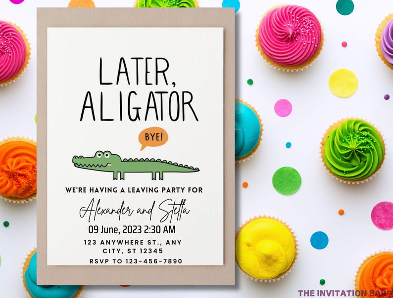 Op de afbeelding: Een uitnodiging voor een afscheidsfeest met de tekst "Later, Alligator, Bye!" en een illustratie van een alligator. De uitnodiging bevat feestdetails: datum, tijd, locatie en RSVP-informatie. Kleurrijke cupcakes en confetti omringen de uitnodiging.