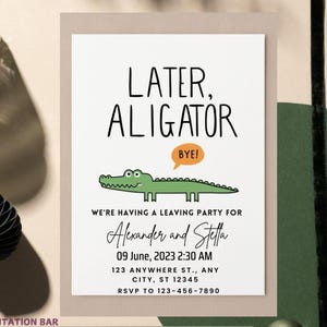 Op de afbeelding: Een witte uitnodigingskaart met de tekst "LATER, ALIGATOR" en een groene cartoon alligator. De kaart bevat feestdetails: "WE'RE HAVING A LEAVING PARTY FOR Alexander and Stella" en RSVP-informatie.