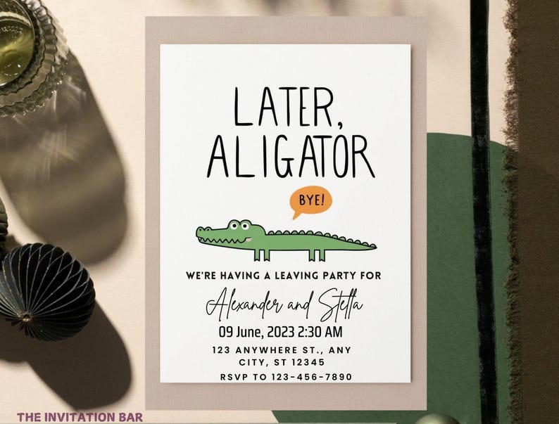 Op de afbeelding: Een witte uitnodigingskaart met de tekst "LATER, ALIGATOR" en een groene cartoon alligator. De kaart bevat feestdetails: "WE'RE HAVING A LEAVING PARTY FOR Alexander and Stella" en RSVP-informatie.