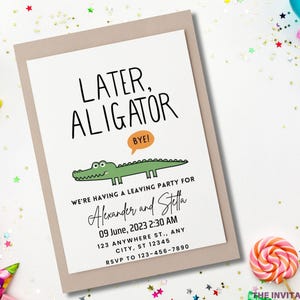 Op de afbeelding: Een uitnodiging voor een feestje met een beige rand en een witte binnenkant. De tekst "LATER, ALIGATOR" staat boven een groene alligator-illustratie. Daaronder staat "WE'RE HAVING A LEAVING PARTY FOR" met evenementdetails. De uitnodiging is omgeven door feestversieringen.