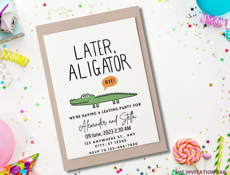 Op de afbeelding: Een uitnodiging voor een feestje met een beige rand en een witte binnenkant. De tekst "LATER, ALIGATOR" staat boven een groene alligator-illustratie. Daaronder staat "WE'RE HAVING A LEAVING PARTY FOR" met evenementdetails. De uitnodiging is omgeven door feestversieringen.