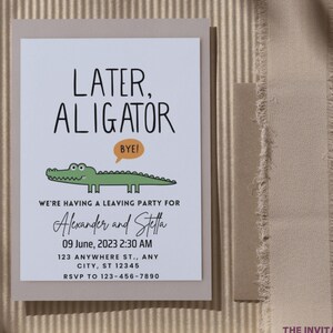 Op de afbeelding: Een lichtbeige uitnodigingskaart met de tekst "Later, Alligator" en een cartoon alligator illustratie. De kaart bevat evenementdetails voor Alexander en Stella, met datum, tijd en RSVP-informatie. De achtergrond is een getextureerde beige kleur.