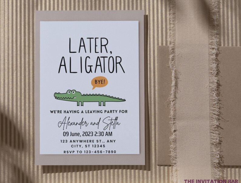 Op de afbeelding: Een lichtbeige uitnodigingskaart met de tekst "Later, Alligator" en een cartoon alligator illustratie. De kaart bevat evenementdetails voor Alexander en Stella, met datum, tijd en RSVP-informatie. De achtergrond is een getextureerde beige kleur.