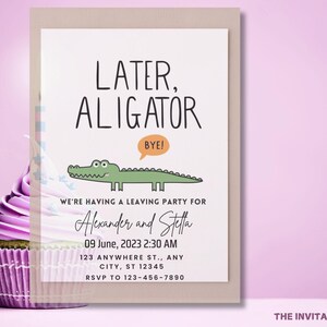 Op de afbeelding: Een lichtbeige uitnodigingskaart met de tekst "Later, Alligator" en een cartoon alligator illustratie. De kaart bevat evenementdetails: datum, tijd, adres en RSVP-informatie. Een cupcake met paarse glazuur staat op de voorgrond.