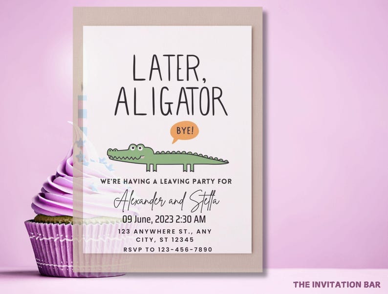 Op de afbeelding: Een lichtbeige uitnodigingskaart met de tekst "Later, Alligator" en een cartoon alligator illustratie. De kaart bevat evenementdetails: datum, tijd, adres en RSVP-informatie. Een cupcake met paarse glazuur staat op de voorgrond.