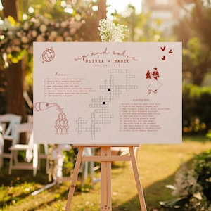 Puede incluir: Un letrero de boda marrón claro con las palabras "sip and salute", los nombres Olivia y Marco y la fecha 19 de julio de 2027. El letrero incluye un crucigrama, ilustraciones de una bola de discoteca, champán vertiéndose y una pareja bailando.
