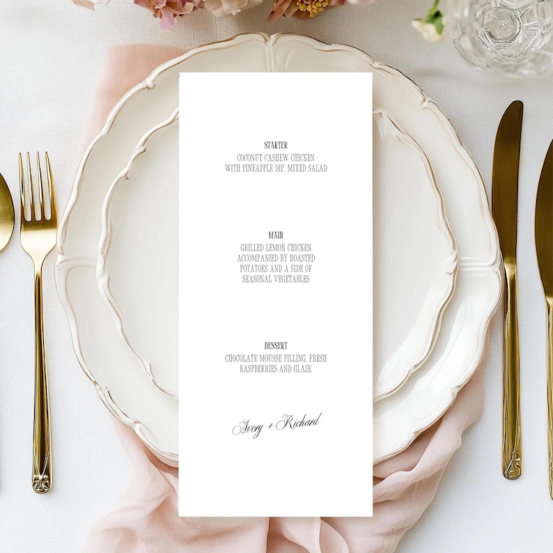 Puede incluir: Elegante tarjeta de men&uacute; de boda con fondo blanco y texto negro. El men&uacute; incluye opciones de entrantes, plato principal y postre. Cubiertos dorados y platos blancos con borde festoneado dispuestos sobre una tela rosa. El men&uacute; est&aacute; personalizado con los nombres "Avery + Richard".